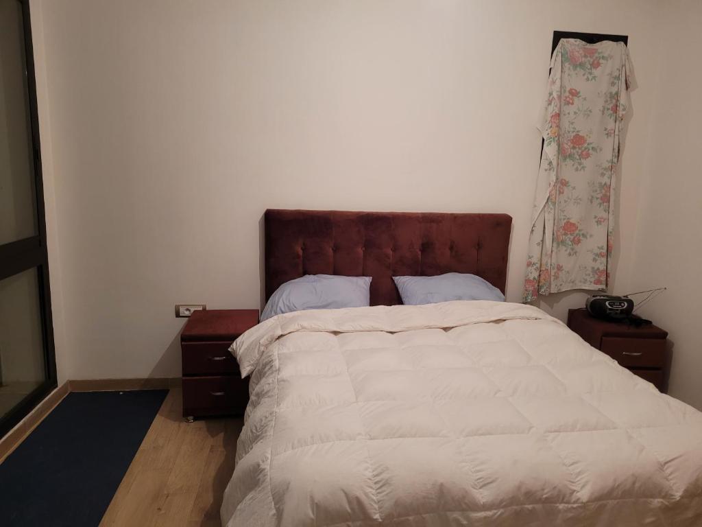 Un dormitorio con una cama grande y una ventana en Plage des nations bouknadel sale, en Sale
