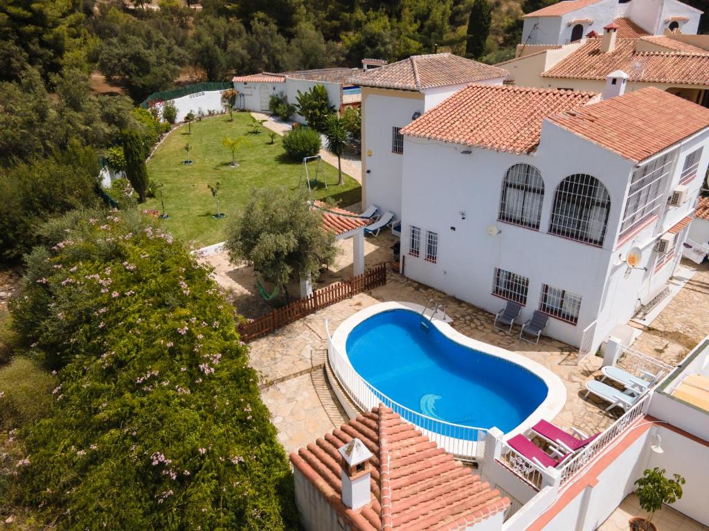 Villa Almalovia - 4 Bedroom Villa with Private Pool & garden near Nerja