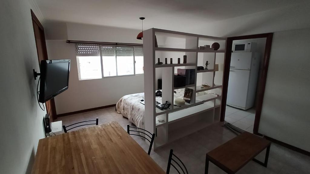 Habitación con mesa, cama y cocina. en San Martín 3510 OK en Mar del Plata
