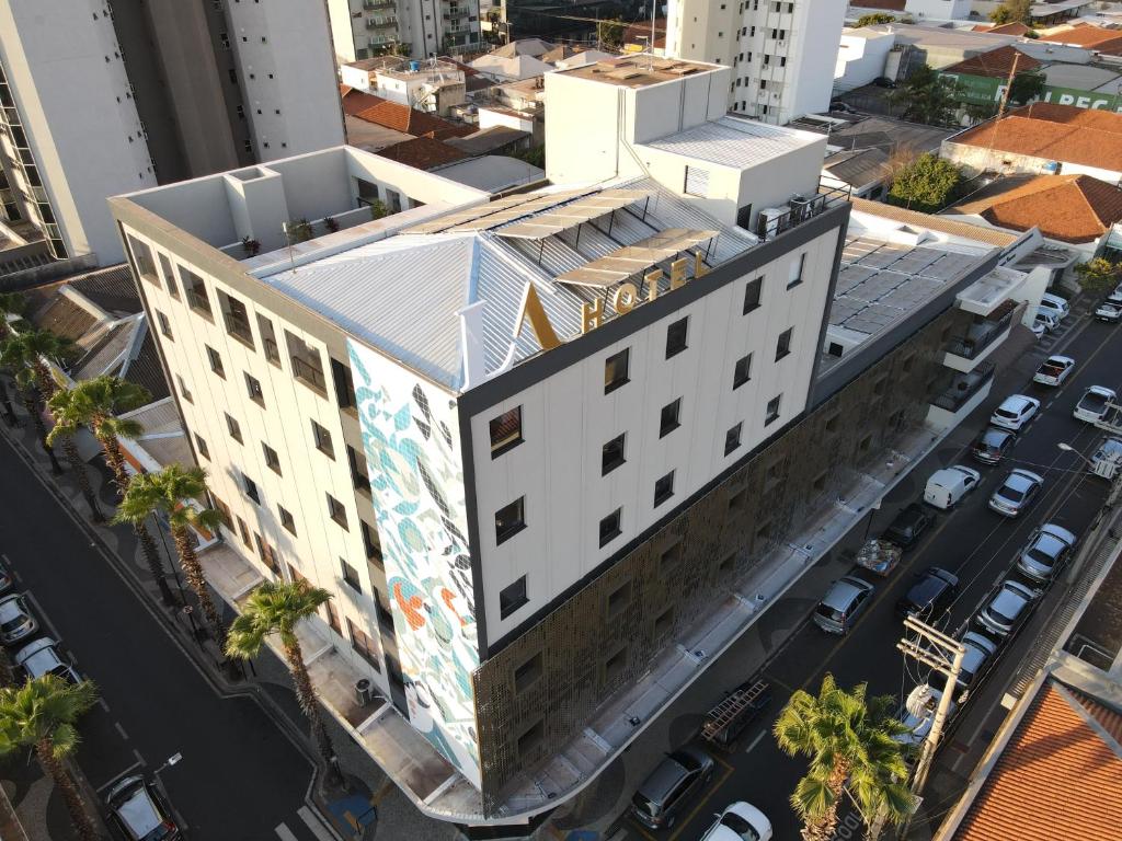 una vista aérea de un edificio con una pintura en él en LA HOTEL VOTUPORANGA, en Votuporanga