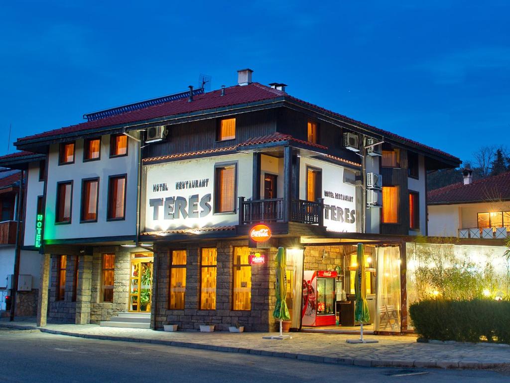 a building on the corner of a street at Hotel Teres in Kazanlŭk