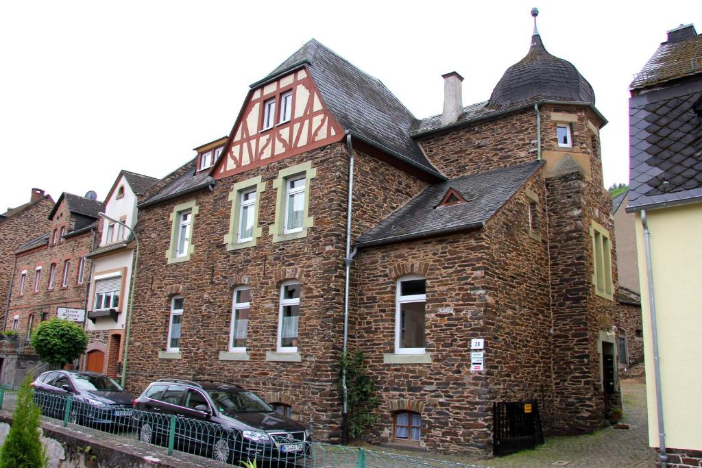 ein altes Backsteingebäude mit einem Uhrturm in der Unterkunft Apartment Sonnenschein in Cochem