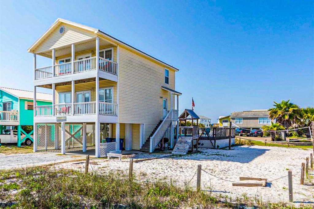 una casa grande en la playa con una playa en Summer Salt by Meyer Vacation Rentals, en Gulf Shores