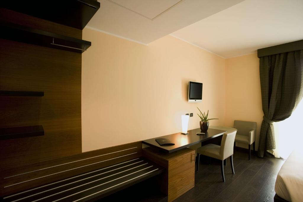 TV a/nebo společenská místnost v ubytování Red's Redaelli Hotel