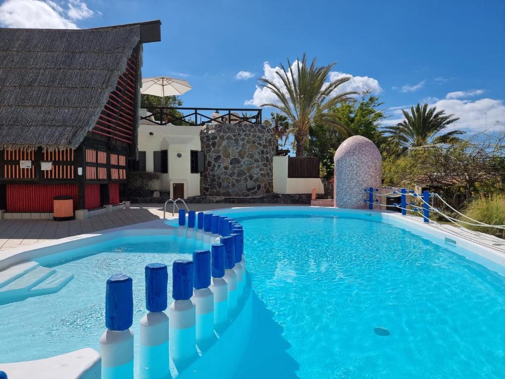 una piscina con divisores azules y blancos alrededor en DESIGNER HOME WITH INCREDIBLE VIEWS ON TOP OF THE BEACH, en Playa del Águila