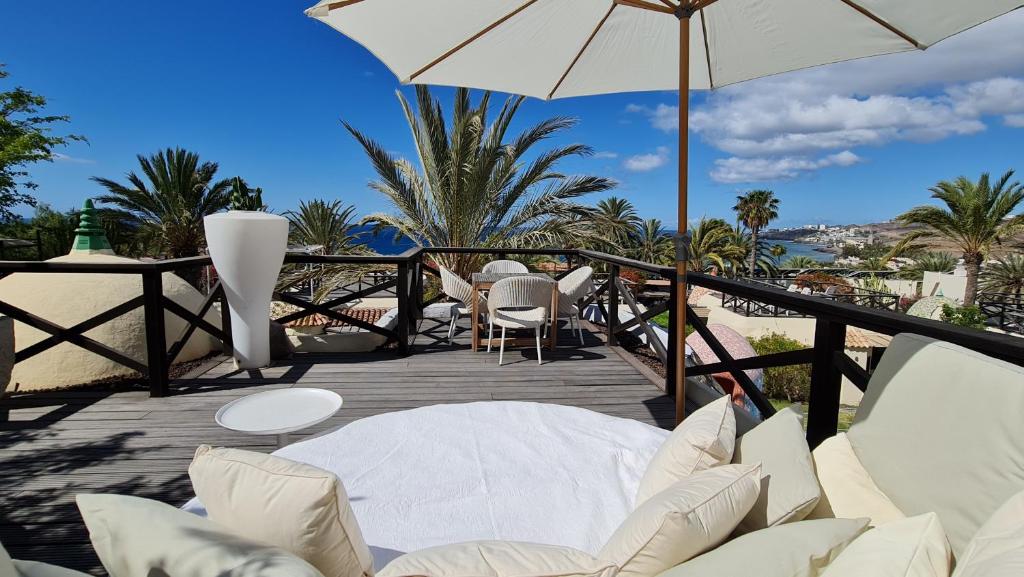 DESIGNER HOME WITH INCREDIBLE VIEWS ON TOP OF THE BEACH ...