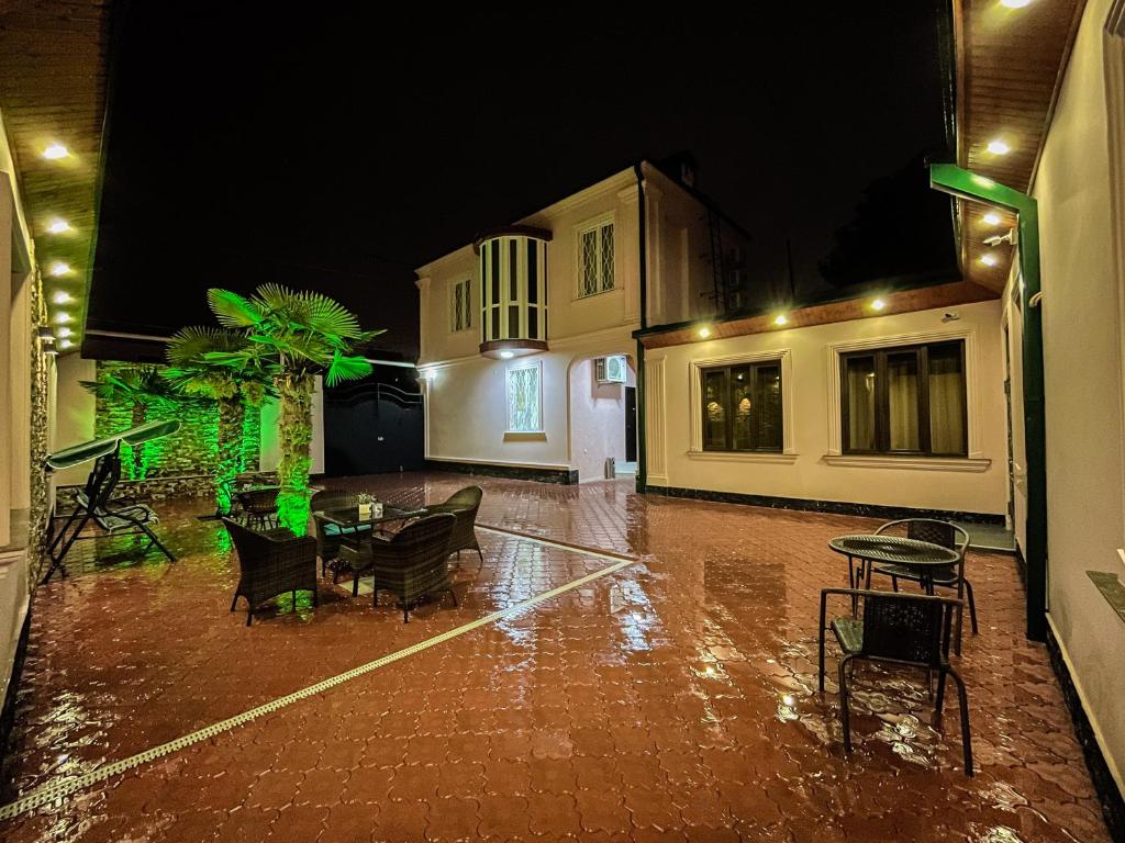 Habitación con mesa y sillas bajo la lluvia en Nice Apartments Tbilisi, en Tiflis