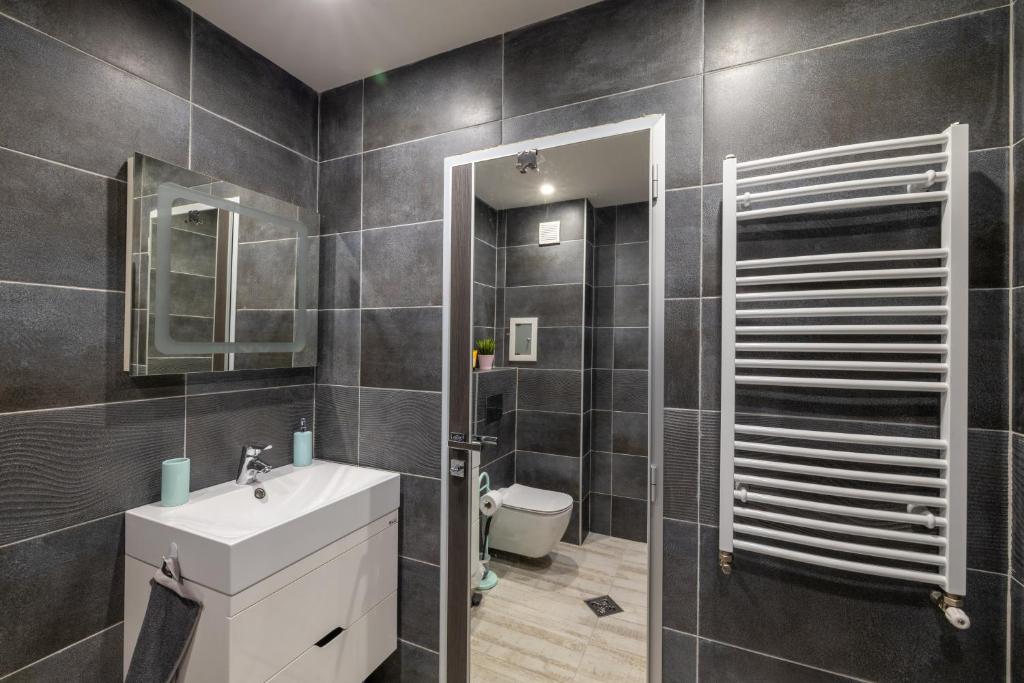 A bathroom at Apartment City Home