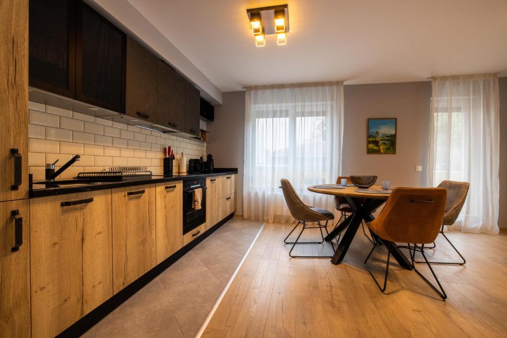 A kitchen or kitchenette at Apartment City Home