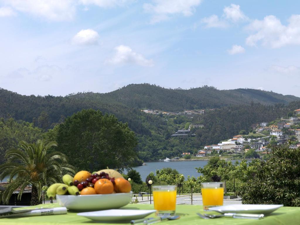 a bowl of fruit on a table with a view at Casa de Mellares in Melres