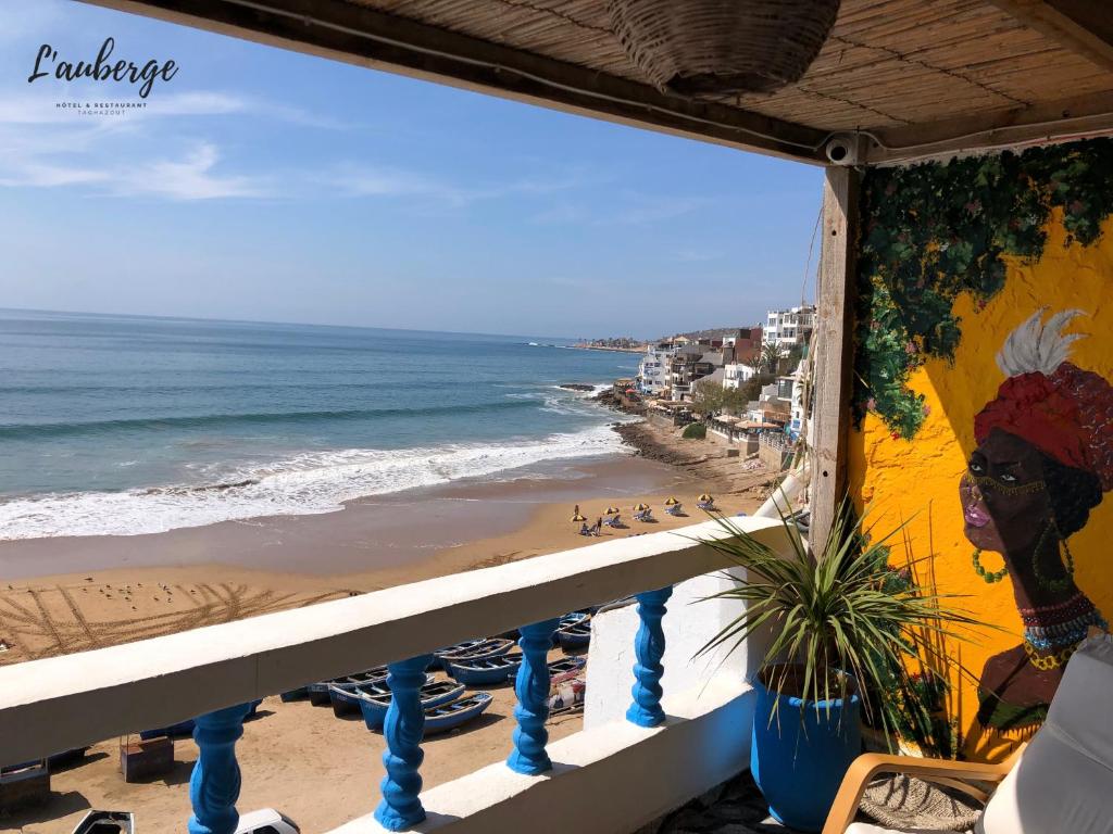 un balcone con vista sulla spiaggia di L'Auberge Taghazout a Taghazout