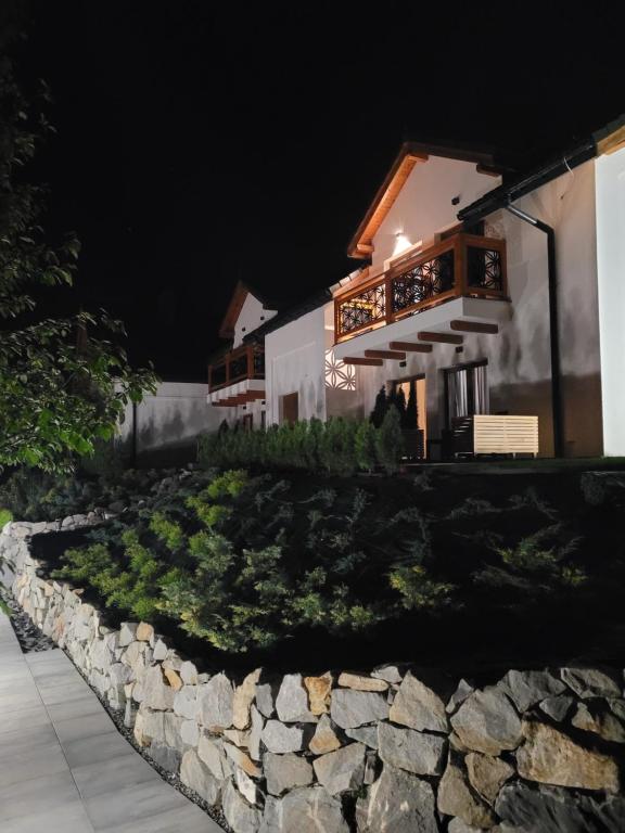 una casa por la noche con un jardín delante en Karolowy pokoje&apartamenty en Ustroń