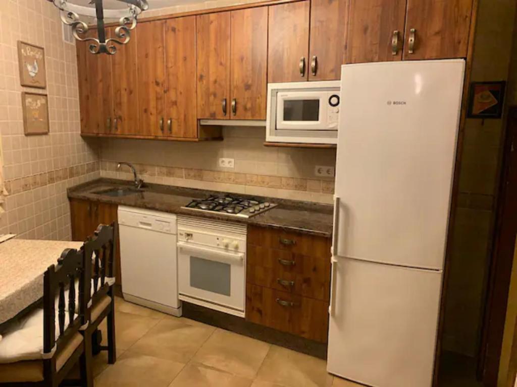 Kuchyňa alebo kuchynka v ubytovaní La Casa Verde en Sanabria de 4 habitaciones y 2 baños