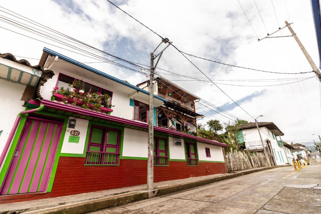 un bâtiment coloré sur le côté d'une rue dans l'établissement Posada Elenita, à Salento