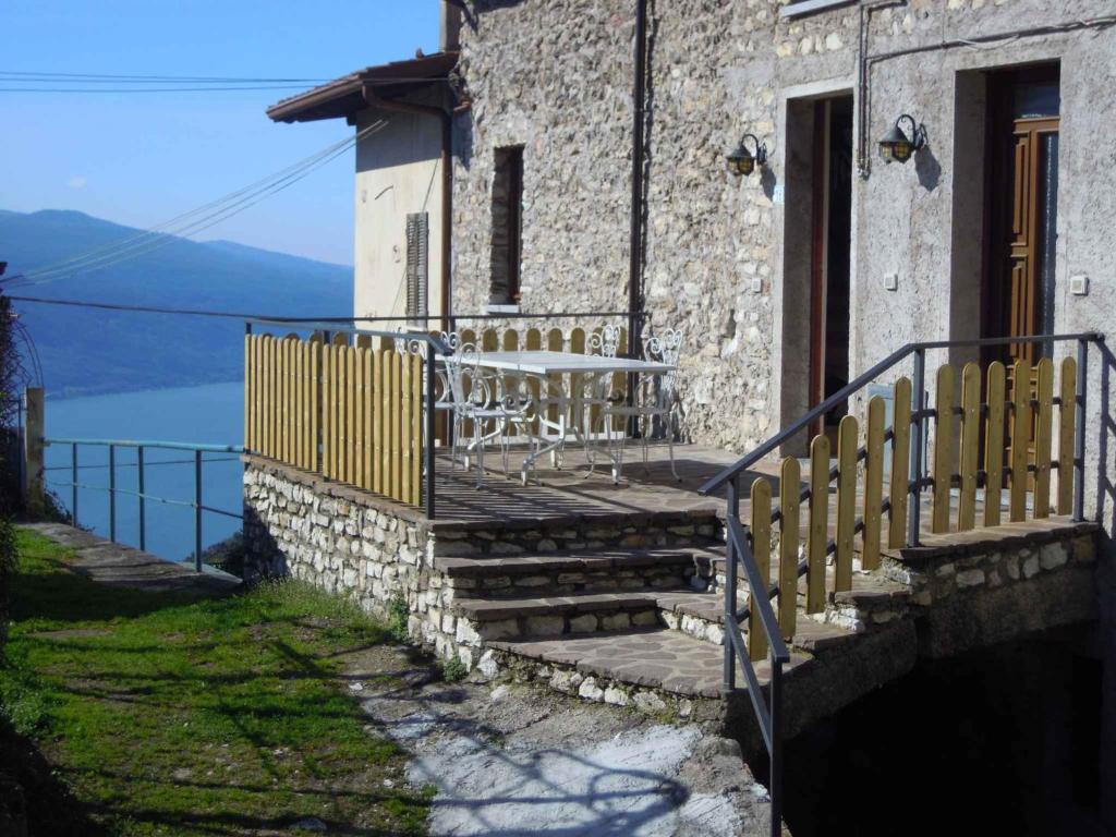 um edifício de pedra com escadas que levam até uma porta em Apartment in Tremosine - Gardasee 22276 em Tremosine Sul Garda