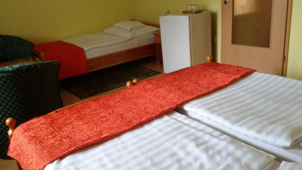 Postel nebo postele na pokoji v ubytování Denis Panzió és Étterem