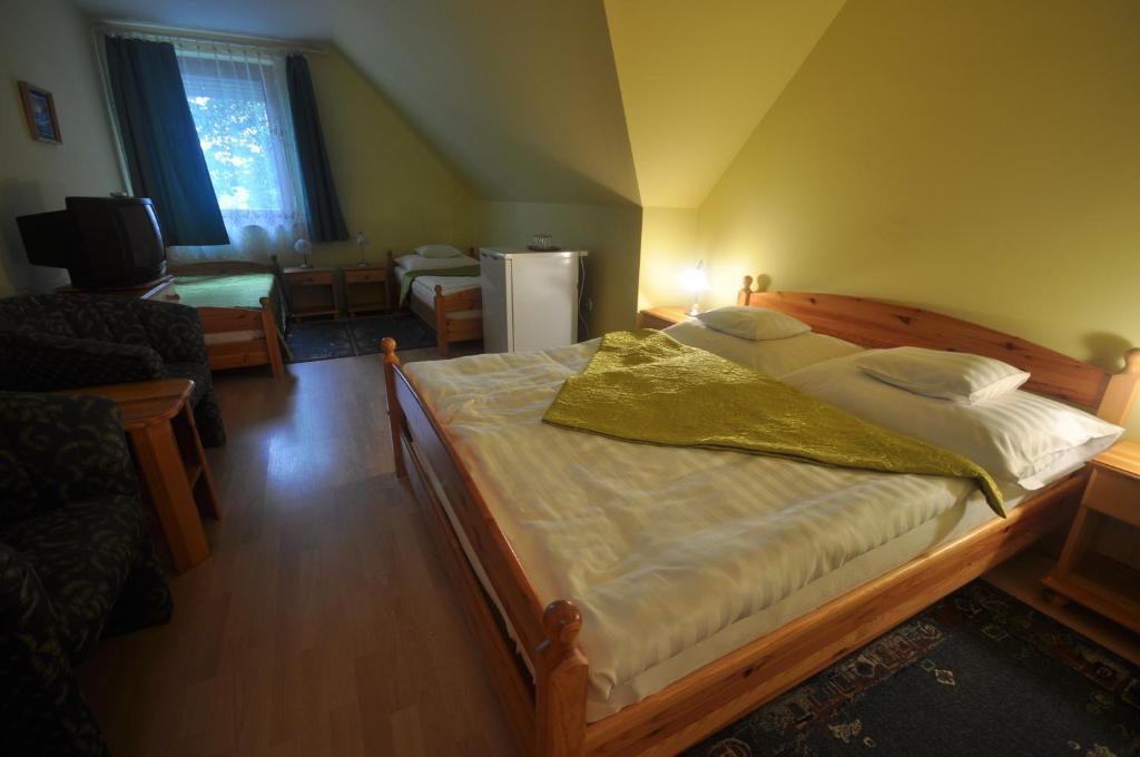Postel nebo postele na pokoji v ubytování Denis Panzió és Étterem