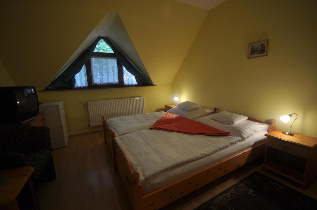 Postel nebo postele na pokoji v ubytování Denis Panzió és Étterem