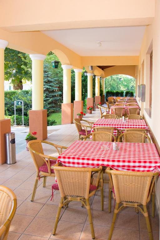 Restaurace v ubytování Denis Panzió és Étterem