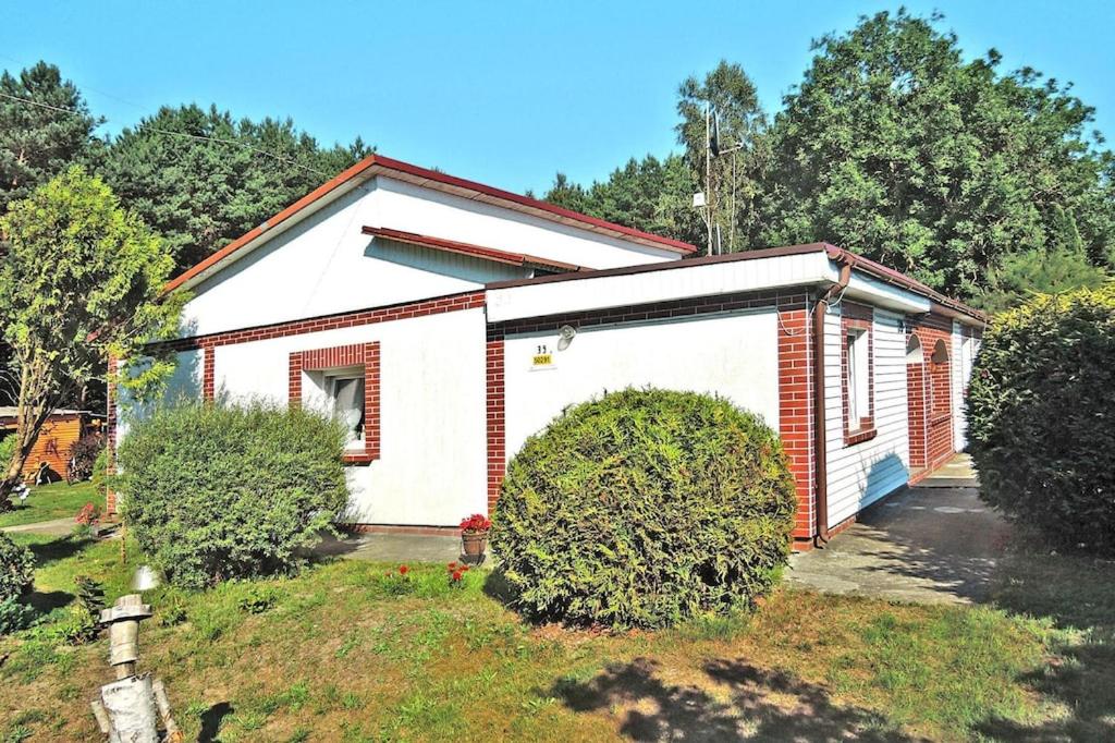una pequeña casa blanca con garaje en holiday home, Kolczewo en Kołczewo