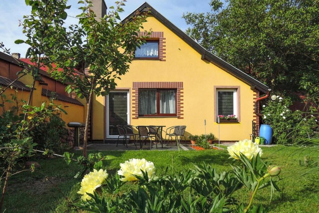Stepnicaにあるholiday home, Stepniczkaの黄色の家