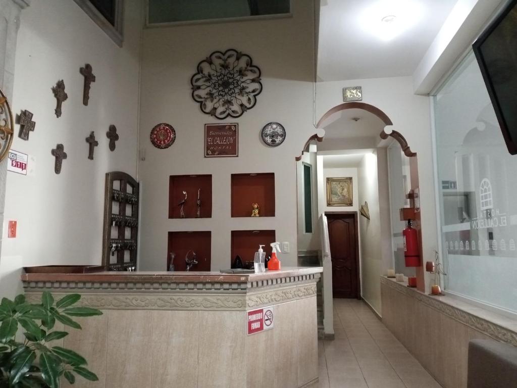 un vestíbulo de tienda con un mostrador y un espejo en Hostal EL CALLEJÓN, en Ibarra