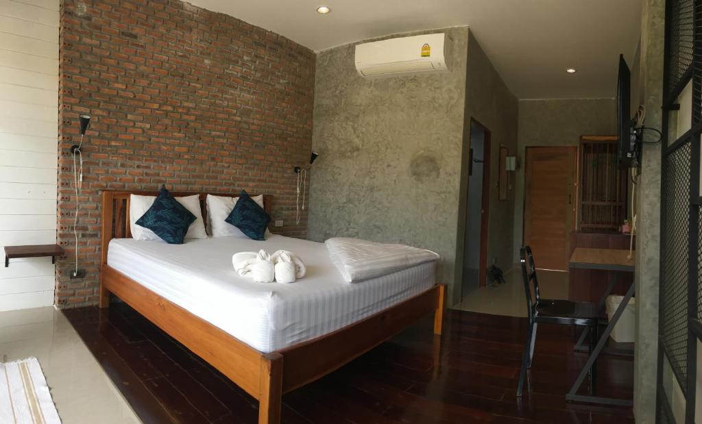 sypialnia z łóżkiem z dwoma pluszakami w obiekcie The Pud dee w mieście Chiang Khan