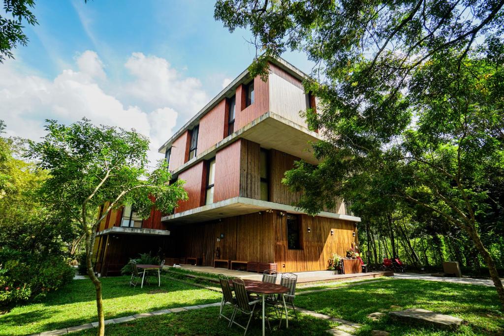 a building with a table and chairs in front of it at Cornerstone Bed & Breakfast in Puli