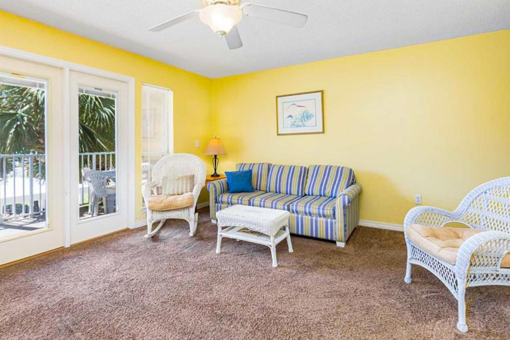 - un salon avec un canapé et des chaises dans l'établissement Grand Caribbean Perdido Key 211 EAST, à Pensacola