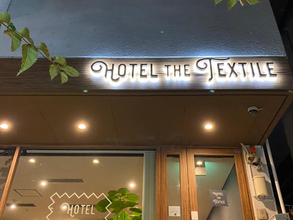 um sinal na frente de um restaurante em hotel the textile em Gifu