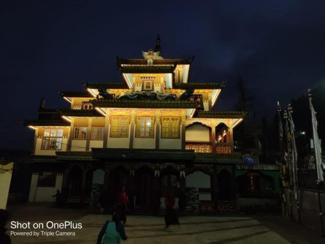 un grand bâtiment avec des lumières au-dessus dans l'établissement Pema lhamu homestay, à Darjeeling