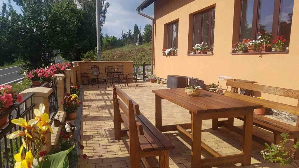 Zahrada ubytování Tři okna do hor-Celý byt k pronájmu