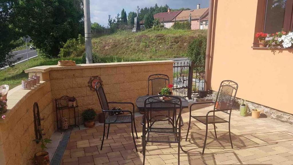 Balkón nebo terasa v ubytování Tři okna do hor-Celý byt k pronájmu