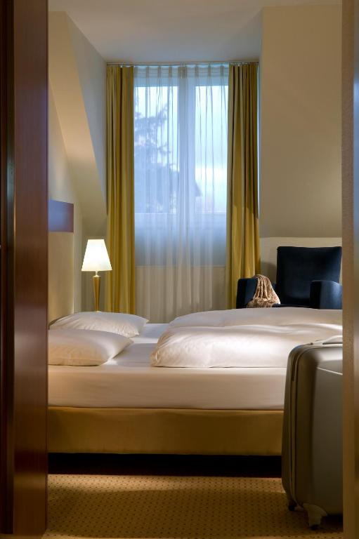 Postel nebo postele na pokoji v ubytování Novotel Hildesheim