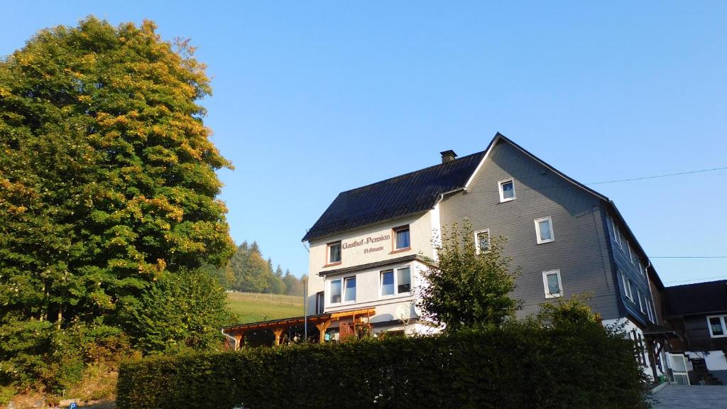 una casa grande sentada en la cima de una colina en Pension Hofmann, en Volkholz