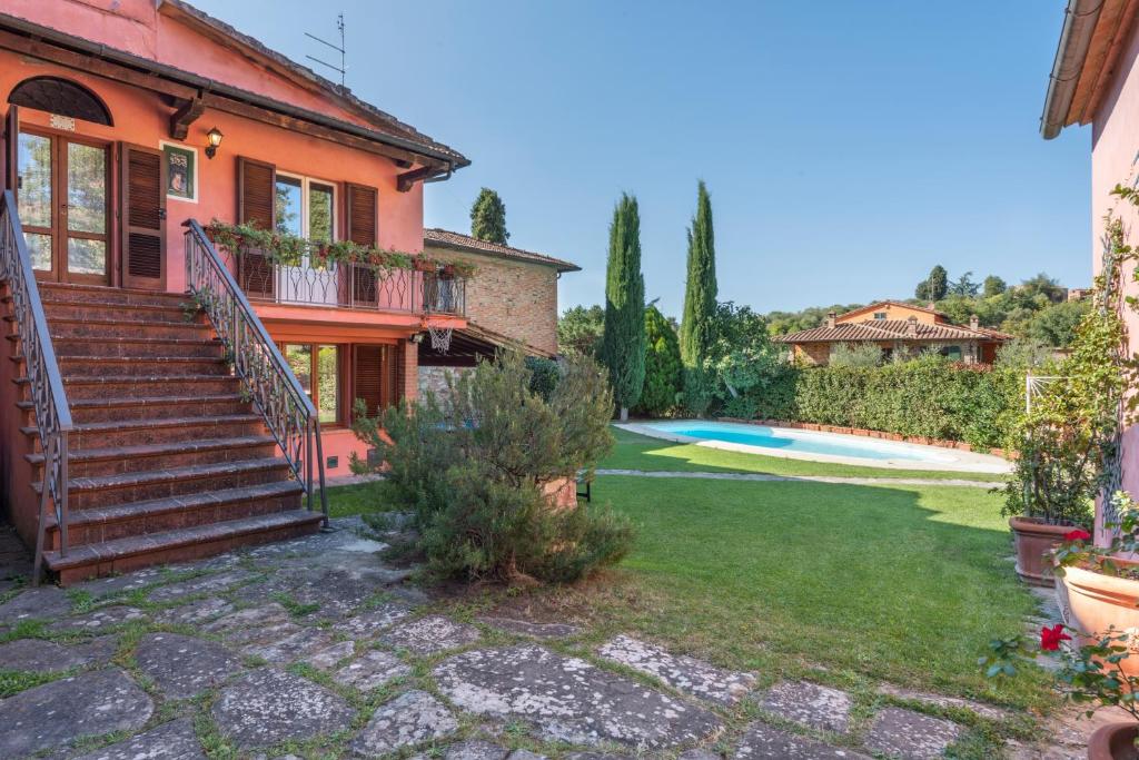 una casa con un patio con piscina en Villa Rosina, en Lucignano