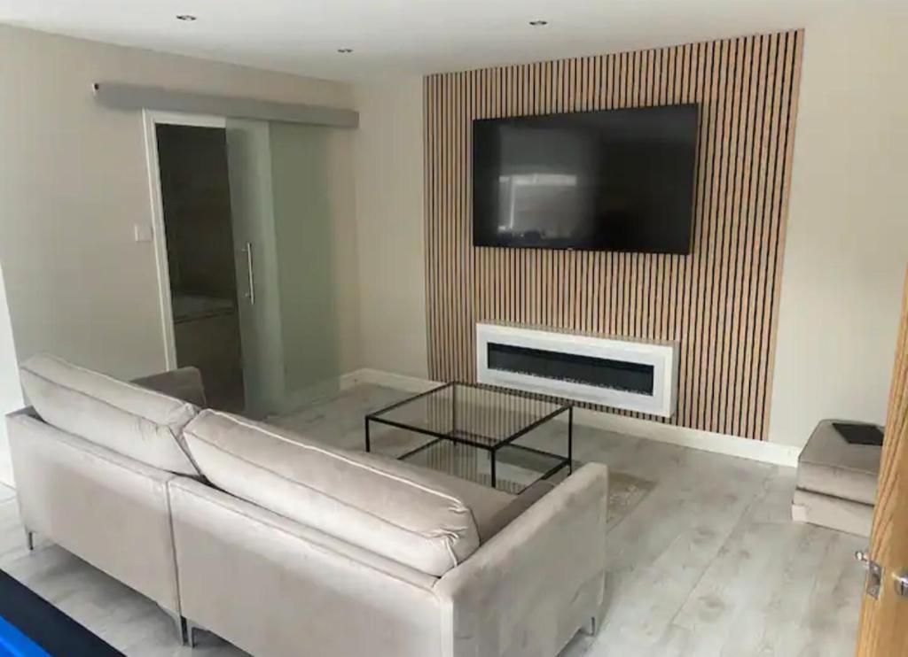 Luxe bungalow Bradford - One-Bedroom Apartment