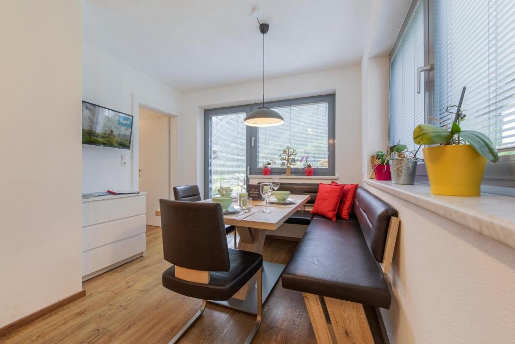 jadalnia i kuchnia ze stołem i krzesłami w obiekcie Apartment Stubai w Neustift im Stubaital