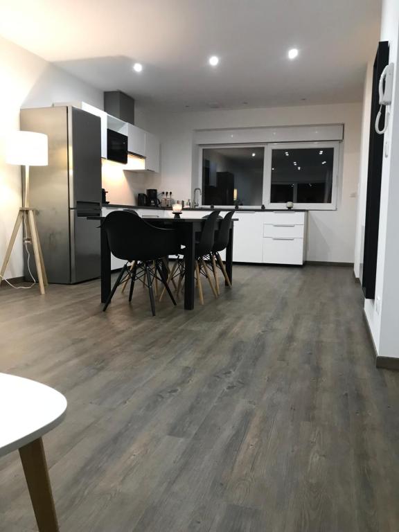 a kitchen and dining room with a table and chairs at Superbe Appartement en Duplex - 4/6 Pers - 1er Etage - Blainville sur l'Eau in Blainville-sur-lʼEau