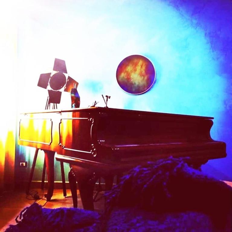 ein Klavier in einem Raum mit einem Mond im Hintergrund in der Unterkunft Gians B&B in Neapel