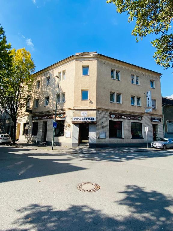 un edificio en la esquina de una calle en Hotel Montan, en Duisburg