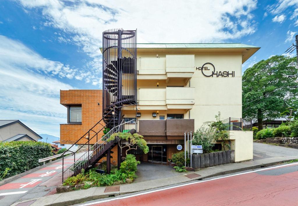 un edificio con una escalera de caracol delante de él en Hotel WWJ, en Ina