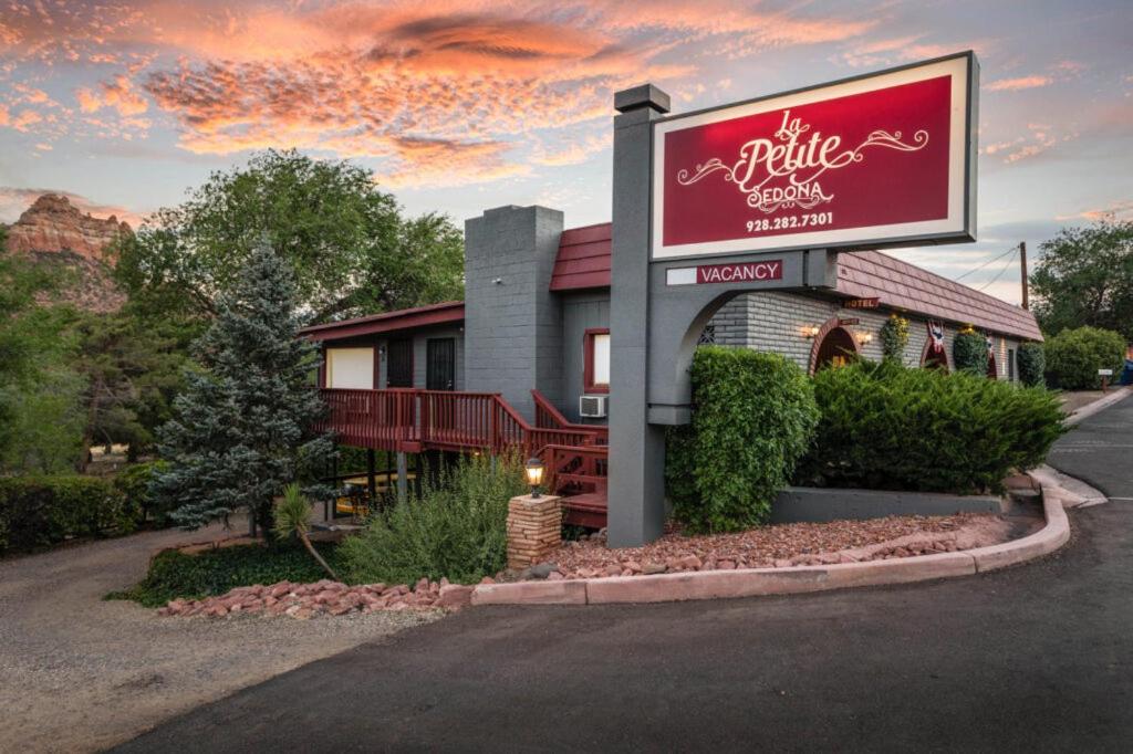 um restaurante com uma placa em frente a um edifício em La Petite Sedona em Sedona