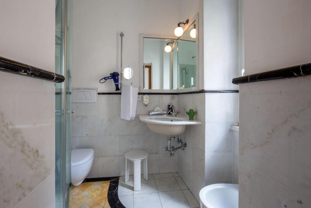 Koupelna v ubytování Hotel Emona Aquaeductus