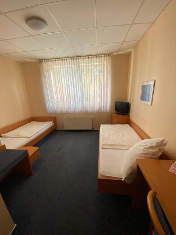 Hotel Montan - Economy Double Or Twin Room