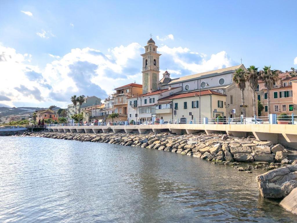 most nad zbiornikiem wodnym z budynkami w obiekcie La casa di Mauro - Mare e ciclabile a pochi passi w mieście Riva Ligure
