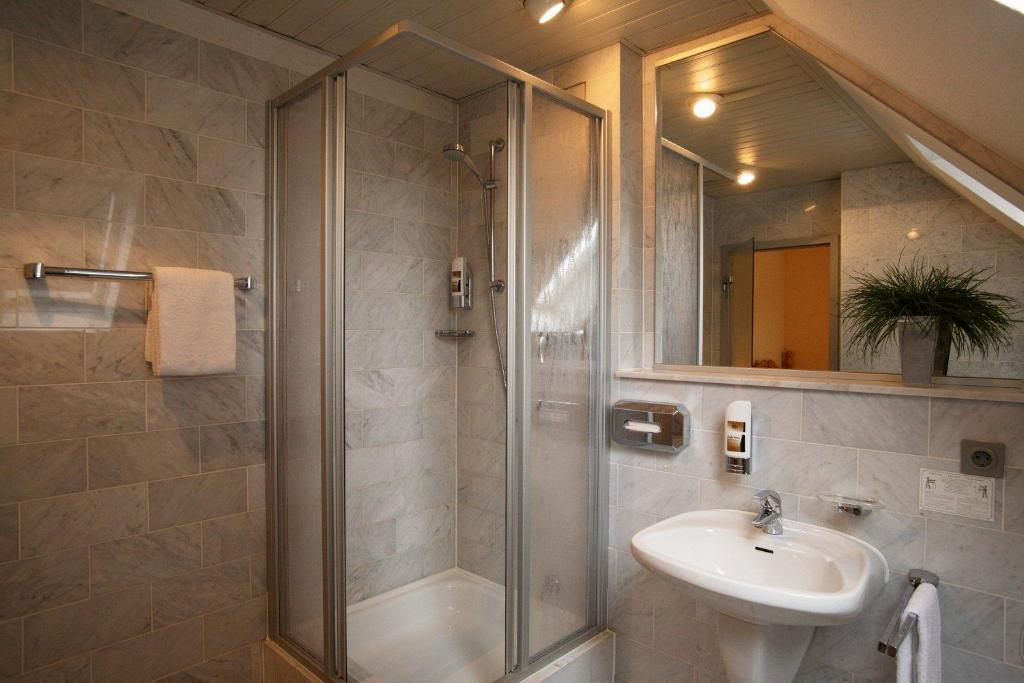 Koupelna v ubytování Hotel Kronprinz Garni