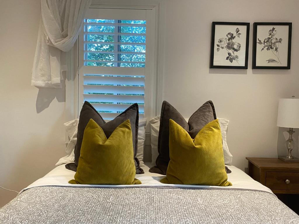 Postel nebo postele na pokoji v ubytování Clearbrooke Gem- Bright Private Bedroom close to YYZ