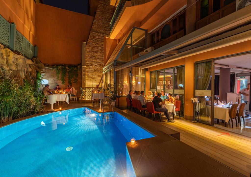 Bazén v ubytování Le Caspien Boutique Hotel nebo v jeho okolí