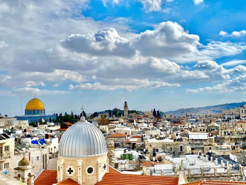 una vista de la ciudad de Jerusalén con la cúpula de la roca en New Citadel Hostel en Jerusalem